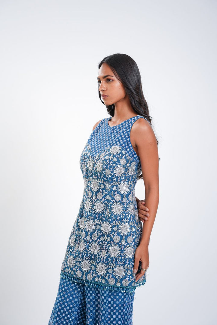 SLEEVELESS BACKLESS TUNIC